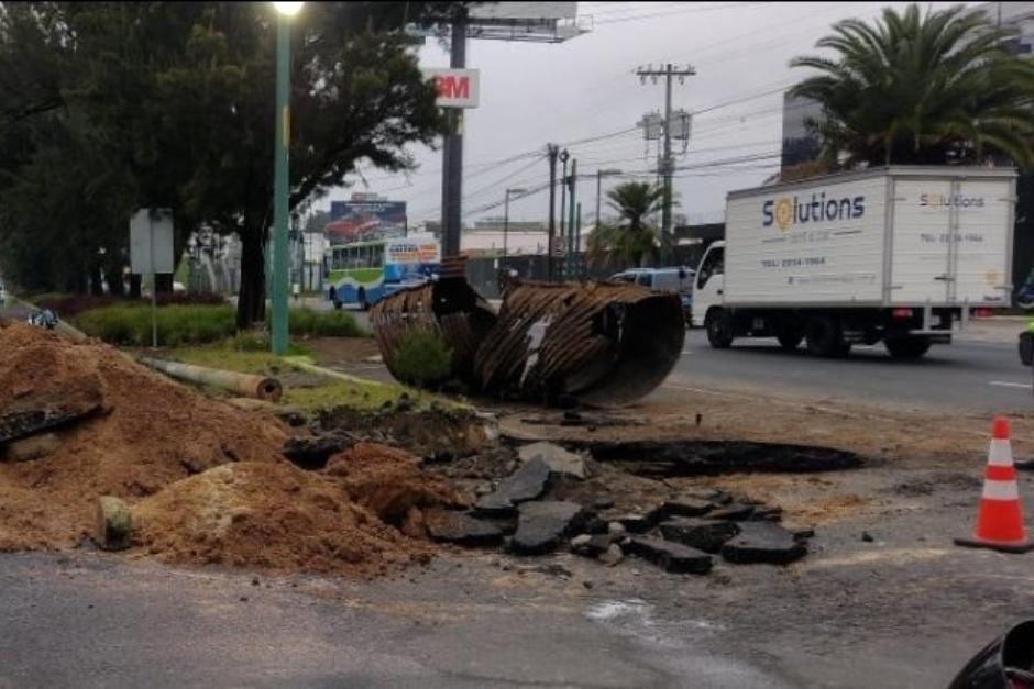 Vista del lugar da&ntilde;ado por el colapso del drenaje. (Foto: Twitter, Pablo Morales)&nbsp;