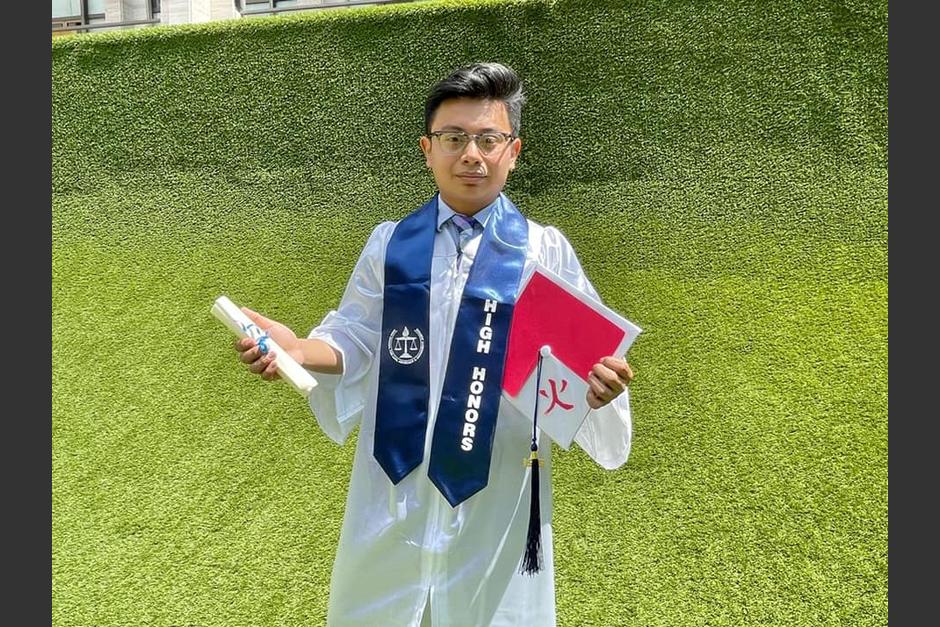 Anderson Ramírez Pérez se graduó con honores. (Foto: Facebook La Voz de Xela)&nbsp;