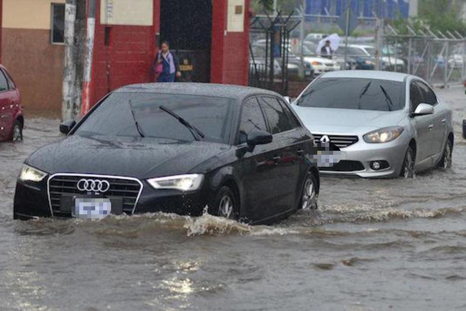 Un piloto qued&oacute; atrapado dentro de su veh&iacute;culo por la fuerte correntada. (Foto ilustrativa: archivo/Soy502)