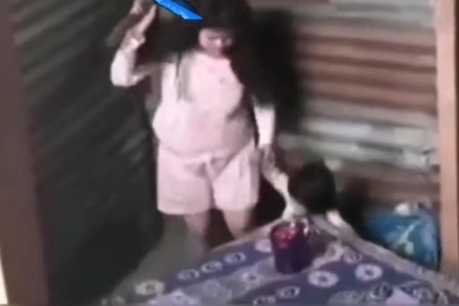 Madre le pega a su hija y es capturada. (Foto: captura de video)&nbsp;