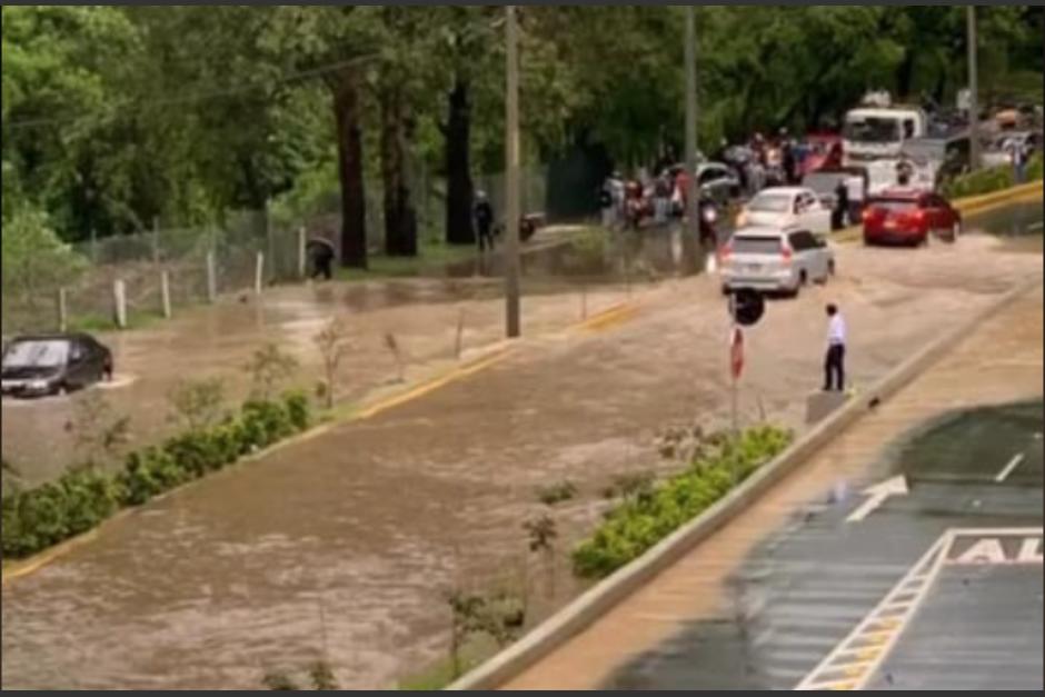 La inundación provocó largas filas de vehículos. (Foto: captura de pantalla)