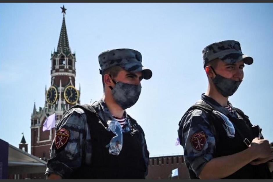 Agentes de la Guardia Nacional rusa en Moscú, vigilantes a que los ciudadanos usen la mascarilla. (Foto: AFP)
