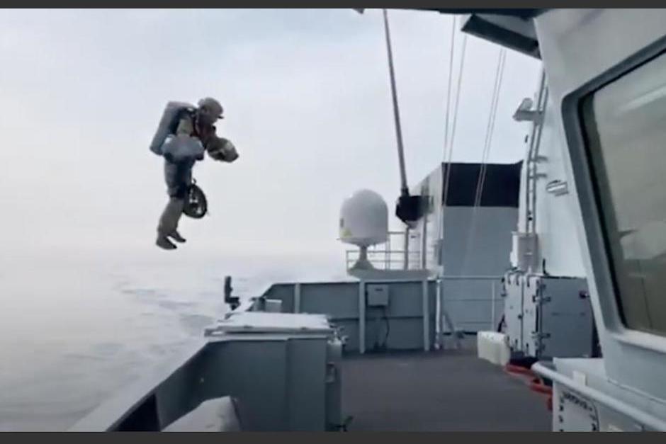 Un soldado de la Marina Real Británica probando el traje. (Foto: Captura de pantalla)