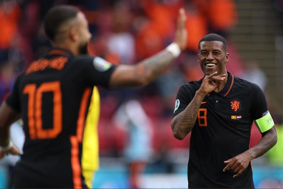 Memphis Depay y&nbsp;Georginio Wijnaldum guiaron la victoria&nbsp;de Países Bajos. (Foto: AFP)