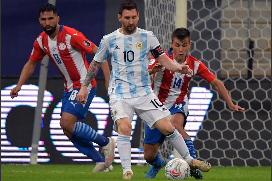 Argentina y Paraguay se mantienen en la lucha por el primer lugar del grupo A. (Foto: AFP)
