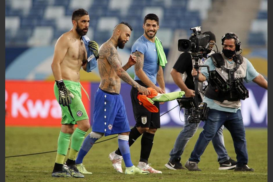 Ambos se reclamaron una jugada, sin embargo luego se preguntaron por la familia. (Foto: AFP)&nbsp;