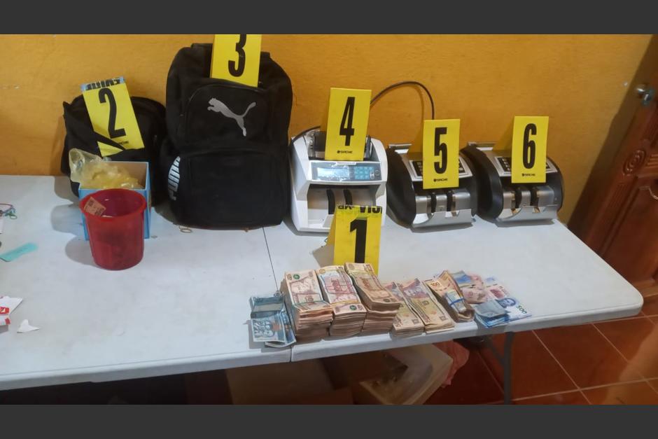 Las autoridades decomisaron m&aacute;s de dos millones y medios de pesos mexicanos en un allanamiento en Huehuetenango. (Foto: PNC)