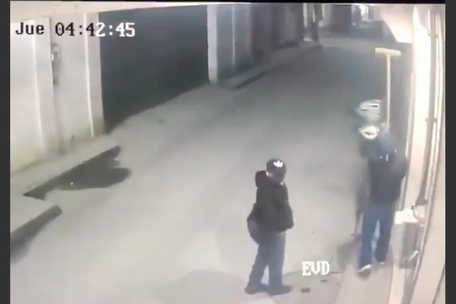Los presuntos ladrones fueron captados por cámaras de videovigilancia. (Foto: Captura de pantalla)