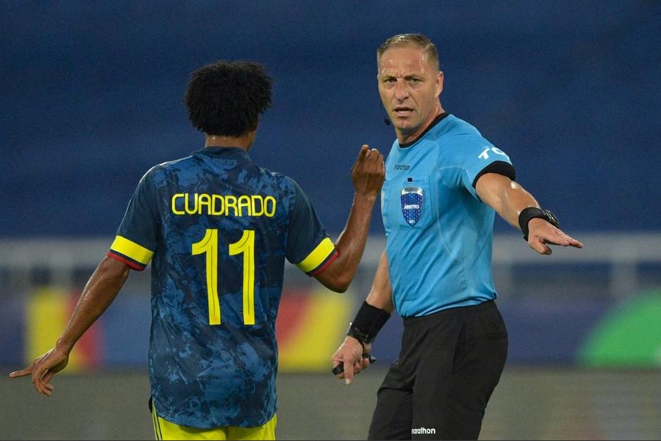 El referí Néstor Pitana es señalado de influir en el marcador final entre Colombia y Brasil. (Foto: AFP)