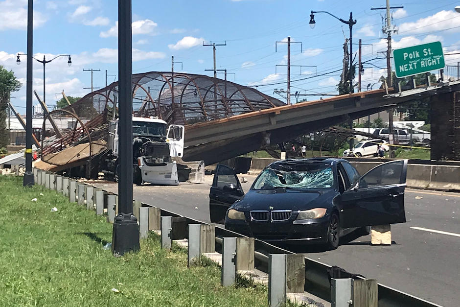 Un puente peatonal colaps&oacute; y un conductor registr&oacute; el momento en el que ocurri&oacute;. (Foto: Adam Tuss)