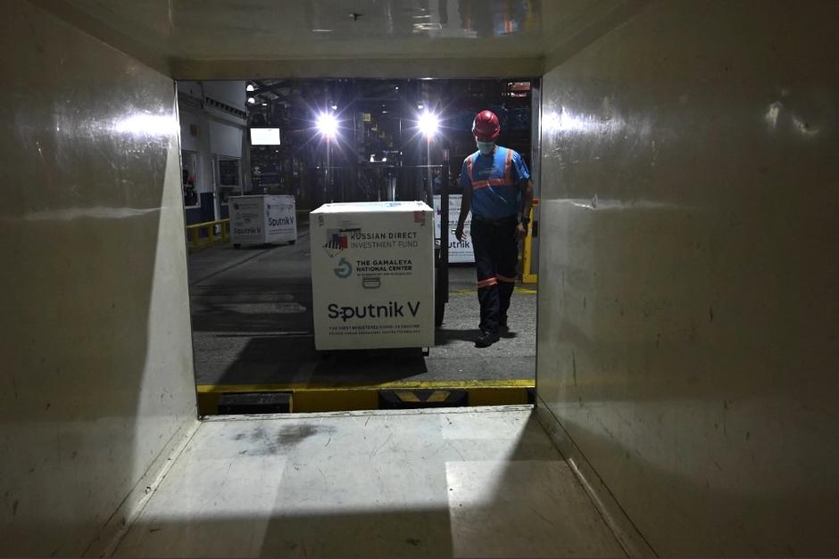 Un nuevo lote de Spunik V ingres&oacute; el 16 de junio al pa&iacute;s, pero la inmunizaci&oacute;n sigue estando lejos para muchos. (Foto: AFP)