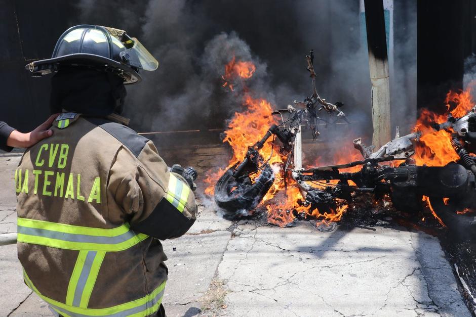 Una motocicleta se incendi&oacute; en la 1ra. calle 2-25 de la zona 10, bomberos apagaron el fuego. (Foto: Bomberos Voluntarios)