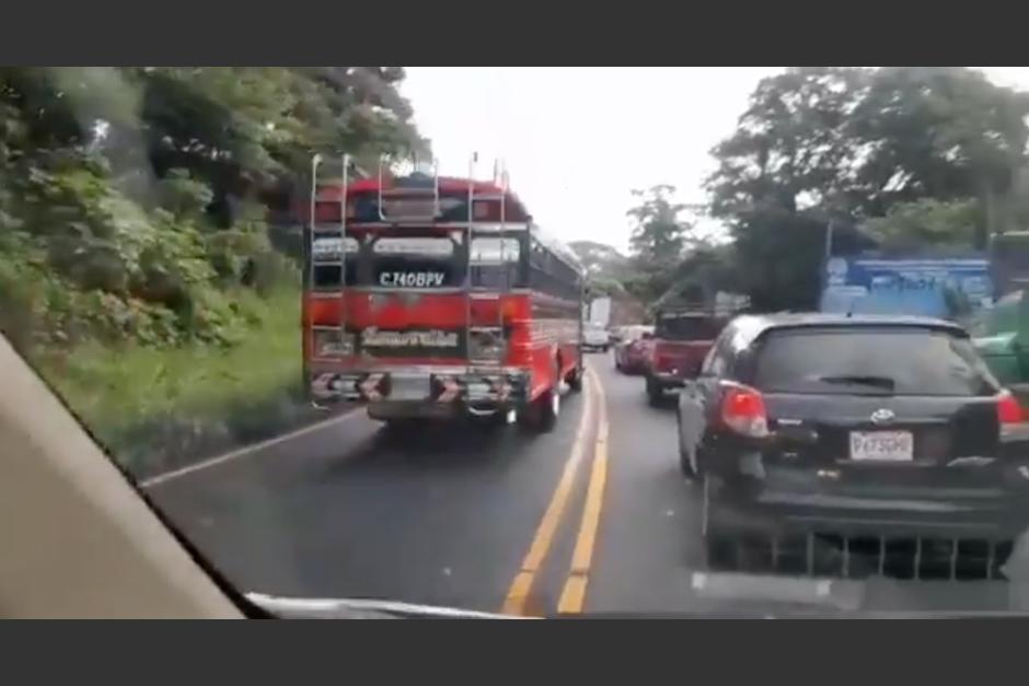 El bus fue captado en video. (Foto: captura video usuario Twitter)&nbsp;