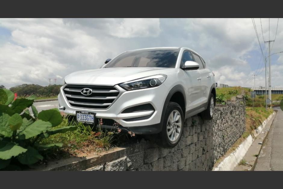 El carro qued&oacute; sobre un muro en el &aacute;rea. (Foto: PMTVillaNueva)&nbsp;