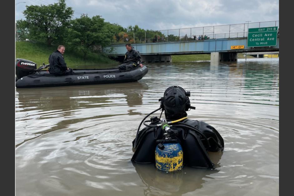 El nivel del agua&nbsp;subi&oacute; a tal punto que impidi&oacute; el paso vehicular. (Foto: Michigan Police)