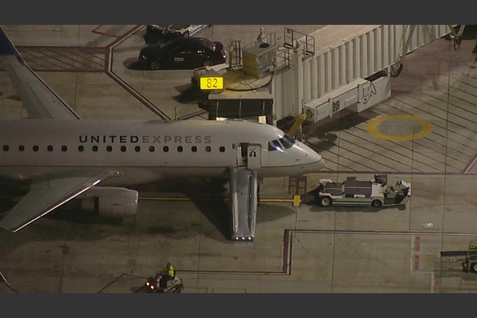 El avión tuvo que detener la marcha para que el hombre pudiera ser atendido por paramédicos. (Foto: NewsSky)