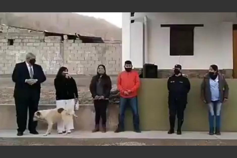 El video del perrito orinando a la pol&iacute;tica se volvi&oacute; viral en redes sociales. (Foto: captura video)&nbsp;