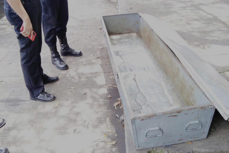 El ataúd que fue abandonado en la 50 calle y Avenida Petapa zona 12. (Foto: Amilcar Montejo/PMT)&nbsp;