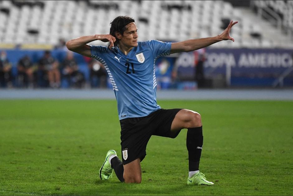 Cavani anotó un gol de penal y mantiene la victoria parcial de los uruguayos. (Foto: AFP)