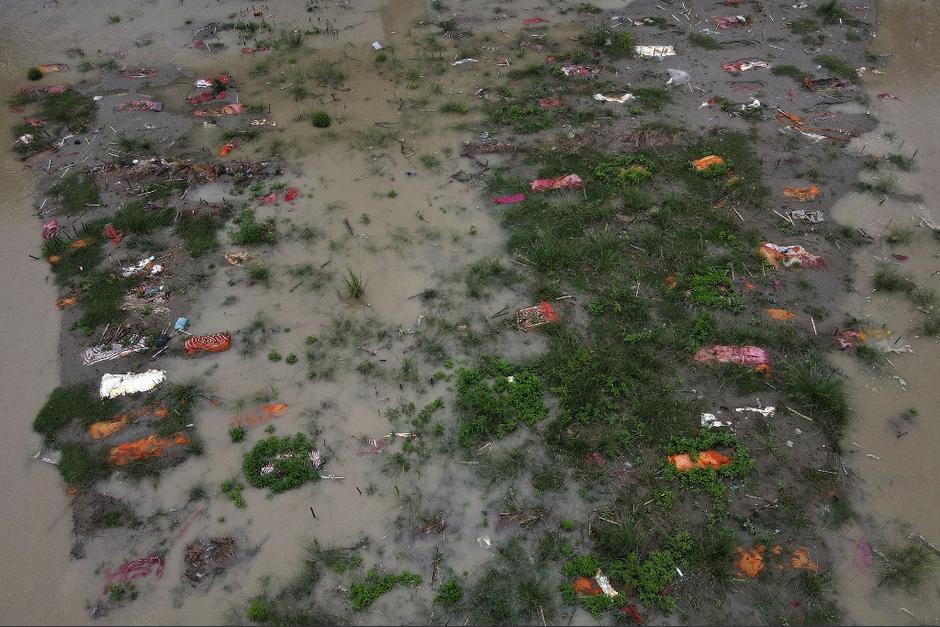 En el r&iacute;o Ganges de India, rebosan de muertos debido al Covid-19. (Foto: AFP)