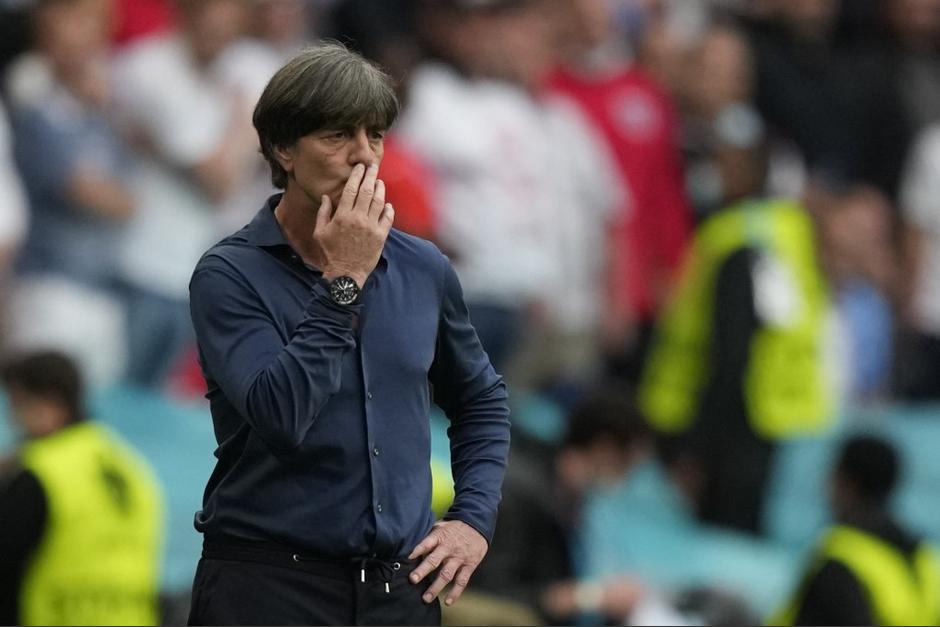 El entrenador alemán fue captado en un momento incómodo durante la eliminación de su selección ante Inglaterra. (Foto: AFP)