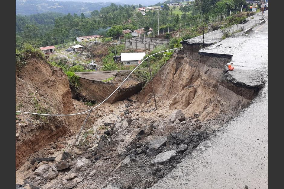 Un tramo carretero colapsó en el kilómetro 241 de la ruta CA-1 en Malacatancito, Huehuetenango. (Foto: Conred)