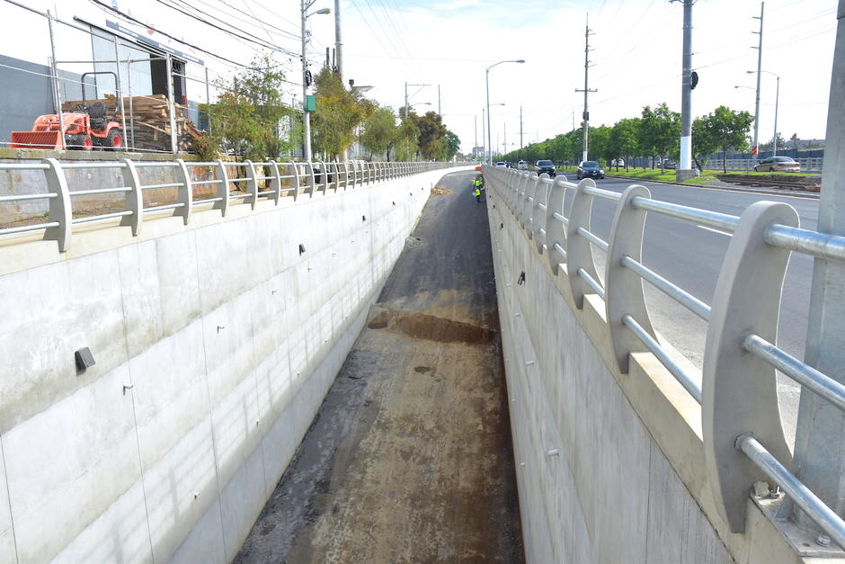 El paso a desnivel se ubica en la 42 calle y calzada Atanasio Tzul de la zona 12. (Foto: Fredy Hern&aacute;ndez/Soy502)