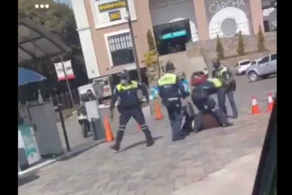 La municipalidad de San Pedro Carchá no se ha pronunciado por esta agresión de la PMT captada en video.&nbsp; (Foto: captura video)&nbsp;