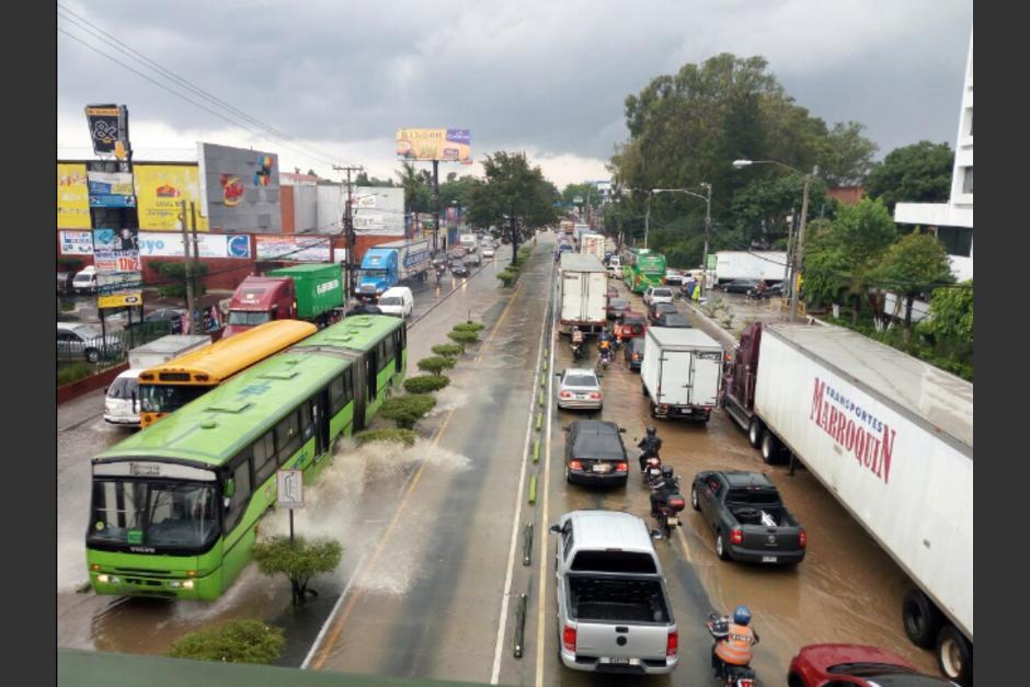 Un bus del sistema Transmetro de la Municipalidad de Guatemala colaps&oacute; tras las fuertes lluvias. (Foto: Archivo/Soy502)&nbsp;