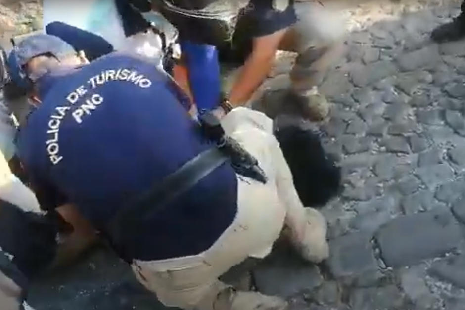 La PNC dijo que cuando intervinieron el hombre ya estaba fallecido, pero un video contradice esta versión. (Foto: Captura de pantalla)