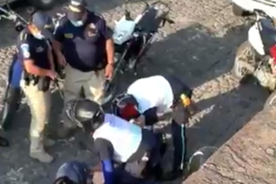 Tres agentes de la PMT de Antigua Guatemala sometieron a Luis Armando Solórzano, quien murió en el lugar. (Foto: captura de pantalla)&nbsp;