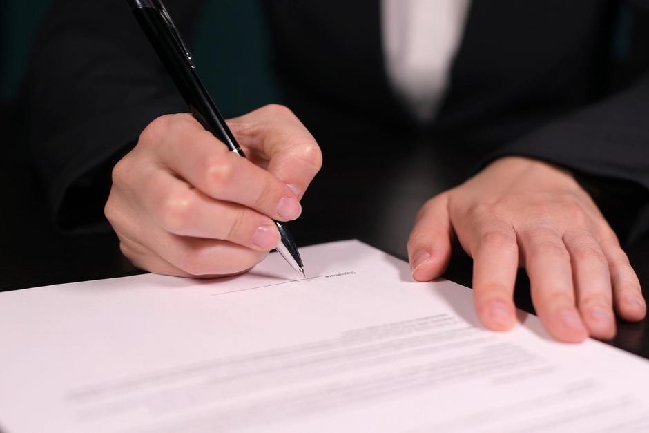 La SAT ya presentó denuncias ante el Ministerio Público por la falsificación de firmas. (Foto: Shutterstock)