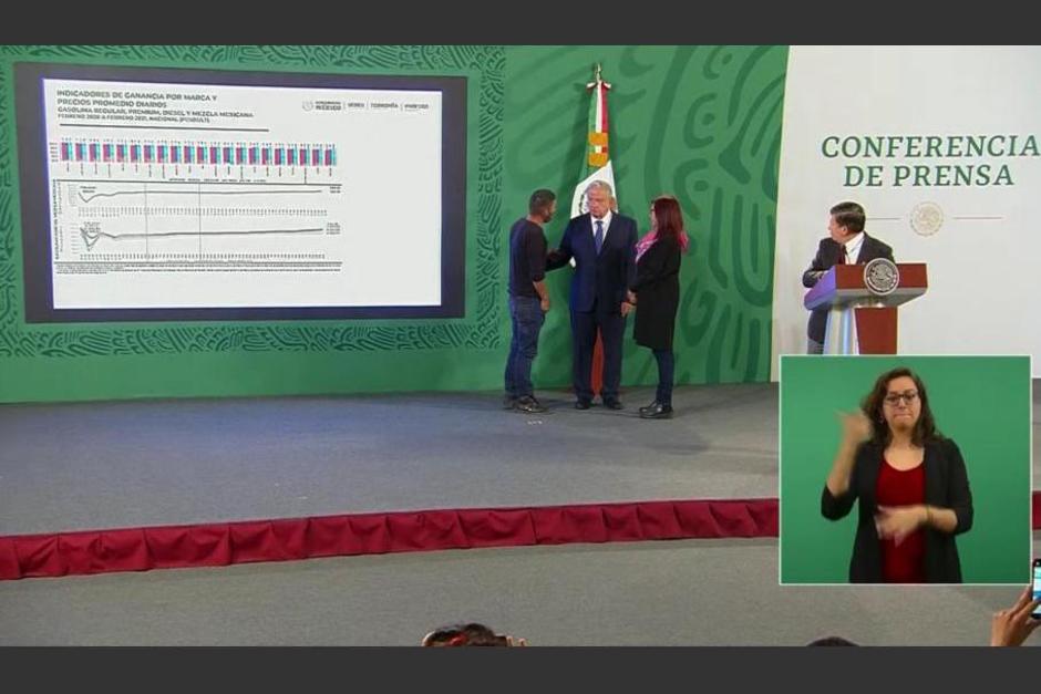 El hombre burl&oacute; la seguridad y lleg&oacute; hasta el presidente para pedirle su ayuda. (Captura Video)