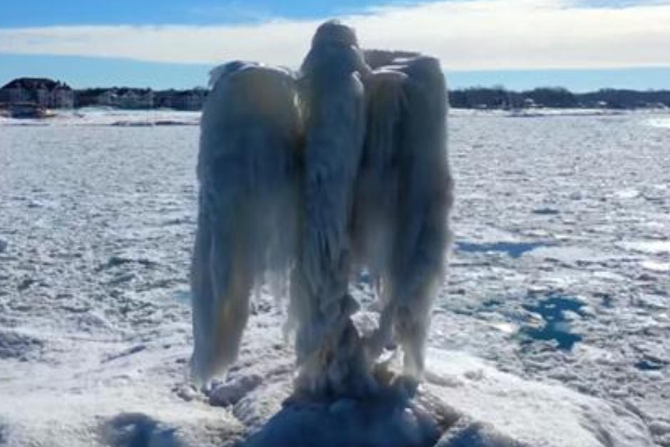 Una extraña figura en el hielo sorprendió a varios habitantes del lugar. (Foto: Redes sociales)