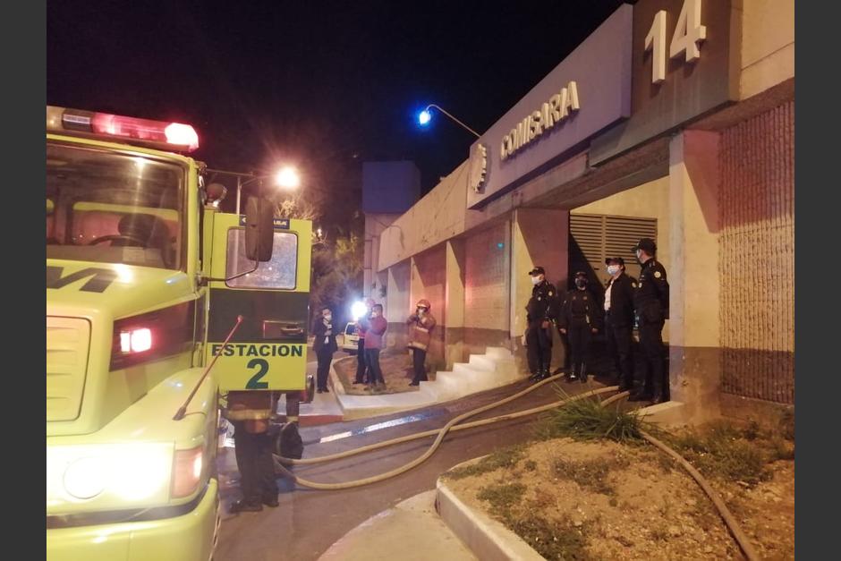 Bomberos Municipales apoyaron para apagar las llamas dentro de la comisar&iacute;a. (Foto: Alexis Batres/Soy502)