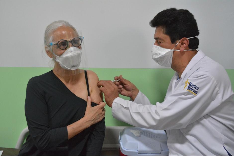 El Hospital Roosevelt inició a vacunar a su personal el 25 de febrero. (Foto: Ministerio de Salud)