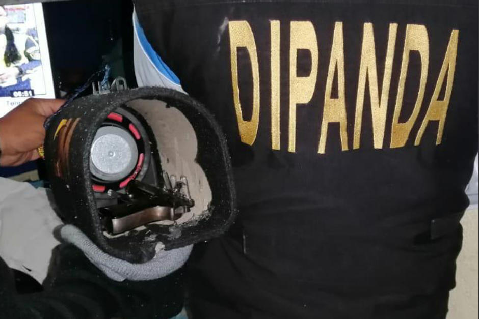 En el área donde se encuentra Aldo Duppie Ochoa Mejía alias "Lobo" se decomisaron las pistolas. (Foto: PNC)