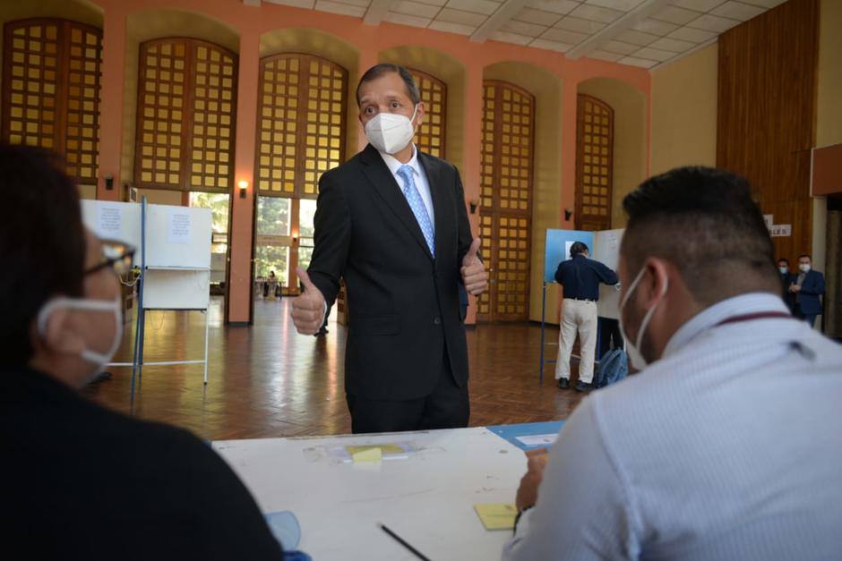 Francisco Rivas se presentó al inicio de las votaciones en el Colegio de Abogados. (Foto: Wilder López/Soy502)&nbsp;