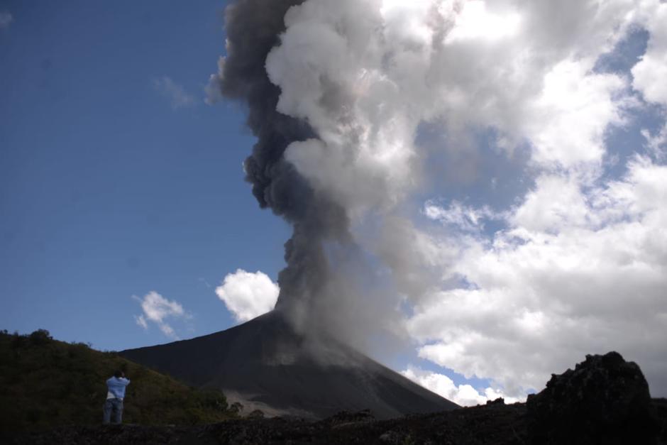 El volc&aacute;n de Pacaya contin&uacute;a expulsando lava y ceniza. (Foto: Wilder L&oacute;pez/Soy502)