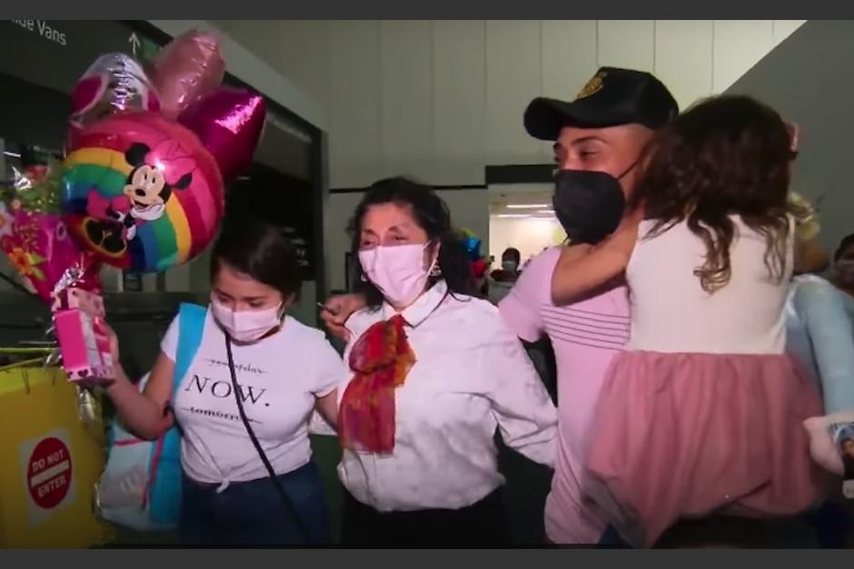 Familia de migrantes esperó 29 años para volverse a abrazar. (Foto: Captura de pantalla)