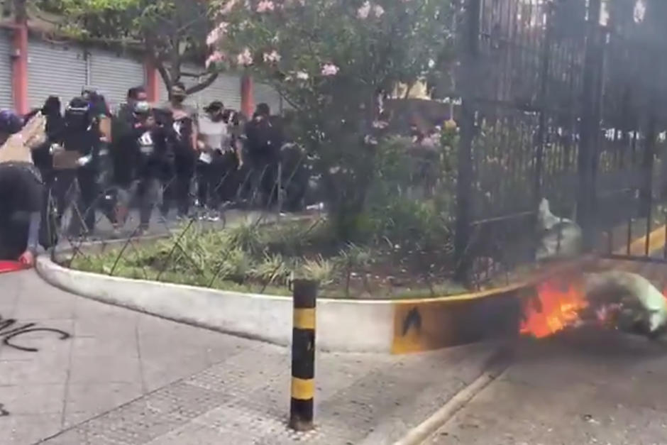 La Municipalidad de Guatemala denunció que un grupo de mujeres provocó daños durante la marcha pacífica para conmemorar el Día Internacional de la Mujer. (Foto: Captura de pantalla)