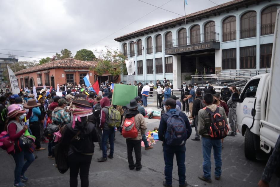 Personas del Comité de Unidad Campesina protestan frente a la CC por designación de magistrados del Congreso.. (Foto: Wilder López/Soy502)