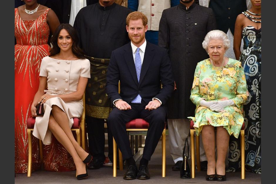 Foto de archivo tomada en junio de 2018, de Meghan Markel y el príncipe Harry, duques de Sussex, junto a la Reina Isabel II de Reino Unido. (Foto: AFP)