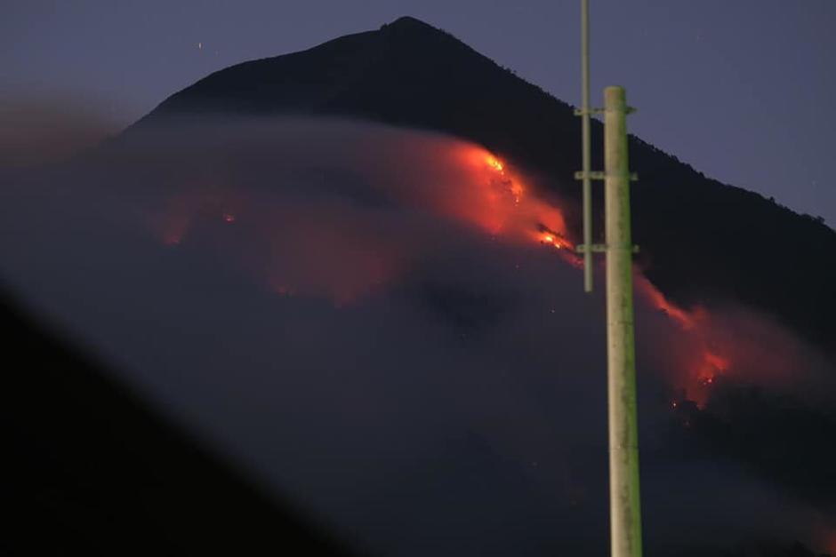 Socorristas han tratado de sofocar el fuego, pero no se ha logrado. (Foto: Conred)