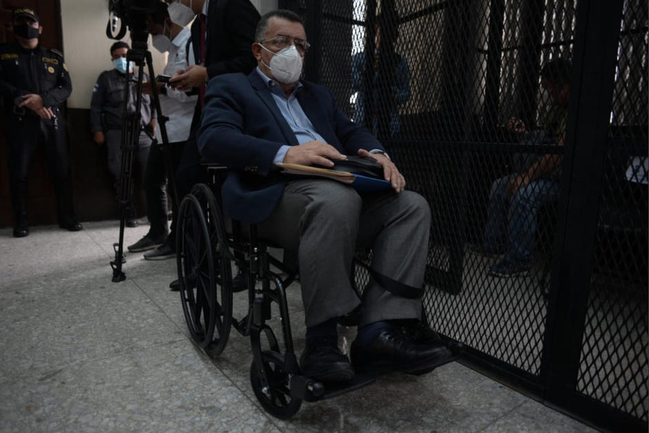 El exrector de la Universidad de San Carlos, Estuardo G&aacute;lvez, fue trasladado en silla de ruedas hacia la Torre de Tribunales. (Foto: Wilder L&oacute;pez/Soy502)