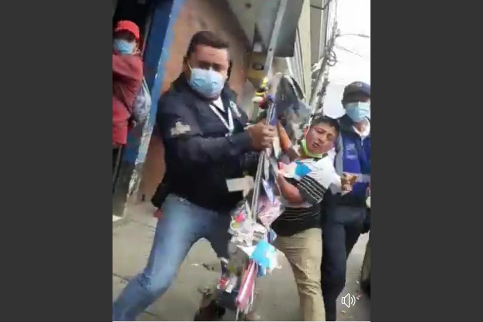Un vendedor informal y un empleado municipal de San Sacatep&eacute;quez en un altercado. (Foto: captura de pantalla)