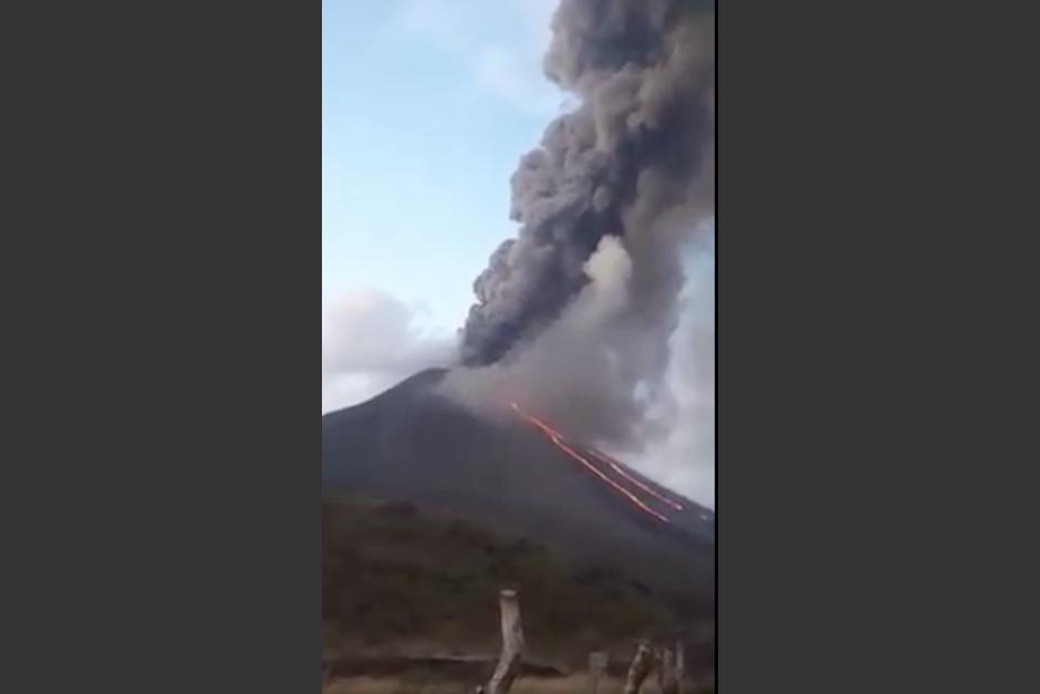 Ceniza cay&oacute; en la aldea El Cedro de San Vicente Pacaya. (Foto: captura de pantalla)&nbsp;