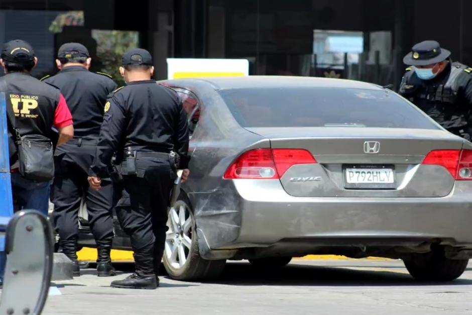 En el vehículo Honda Civic fue localizado el cuerpo del hombre que murió de manera misteriosa. (Foto: EU Xela)&nbsp;
