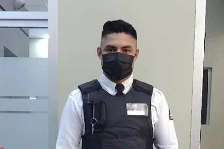 El guardia compartió en sus redes sociales que estudió y cumplió una de sus metas: convertirse en receptor pagador de un banco. (Foto: Redes sociales)