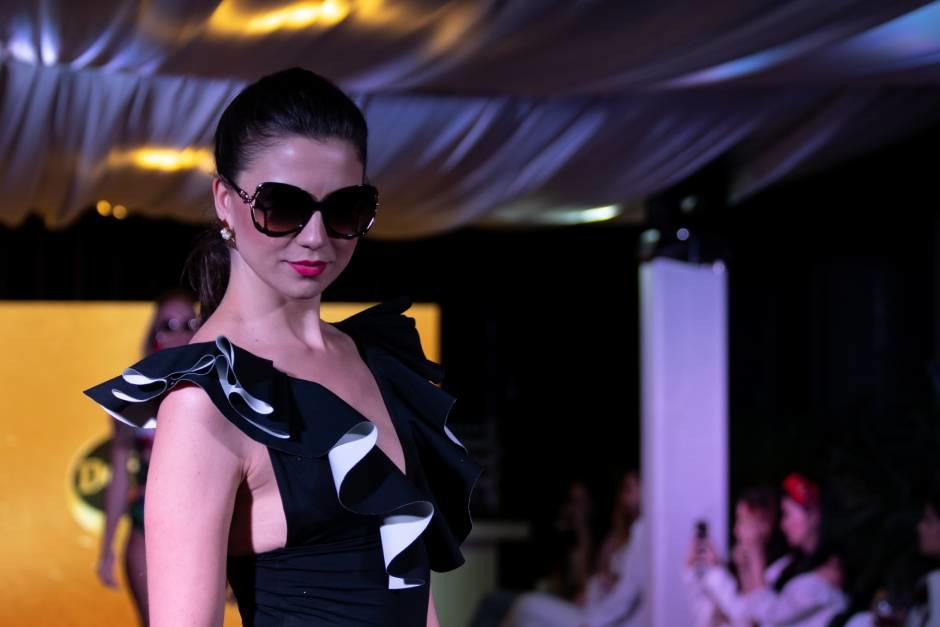 Modelos nacionales e internacionales presentaron, previo a la Semana Santa, las tendencias de moda de playa. (Fotografía cortesía: Plaza Fontabella)&nbsp;